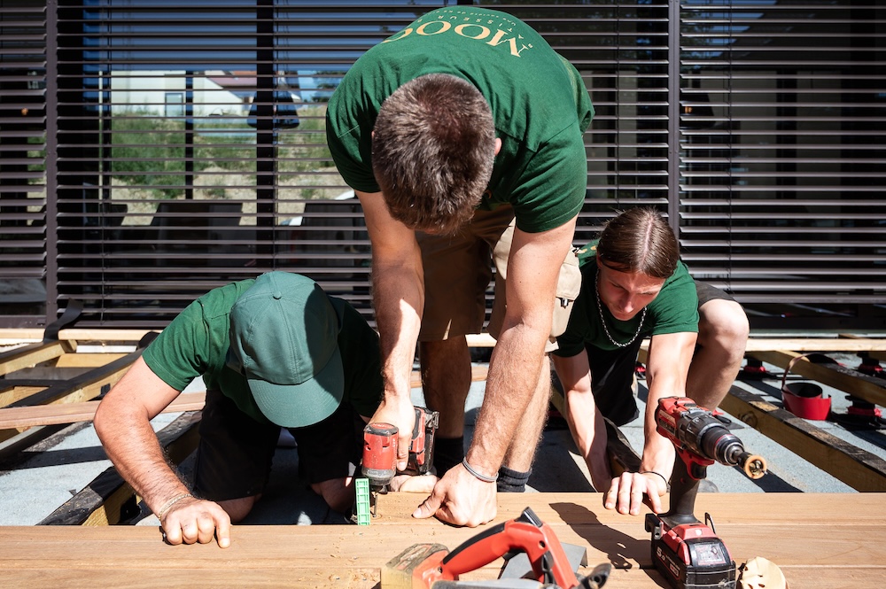 Équipe de menuisiers construisant une terrasse en bois